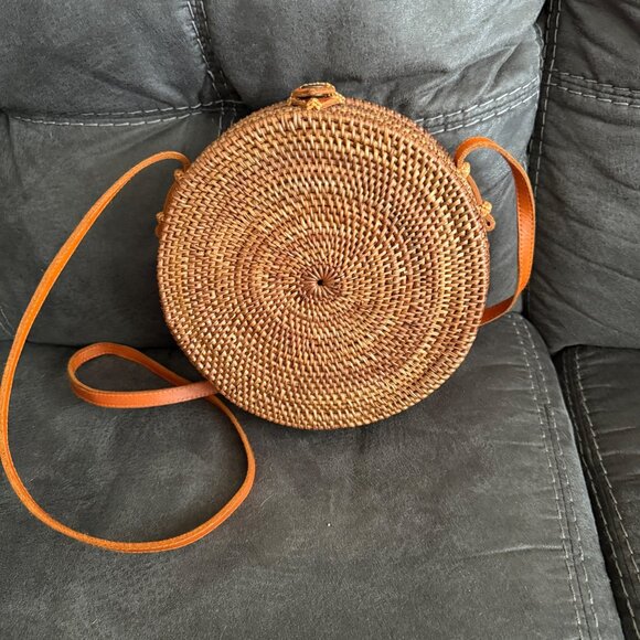 Round Rattan Crossbody Bag With Leather Strap & Snap Closure By Street Level - Picture 3 of 6